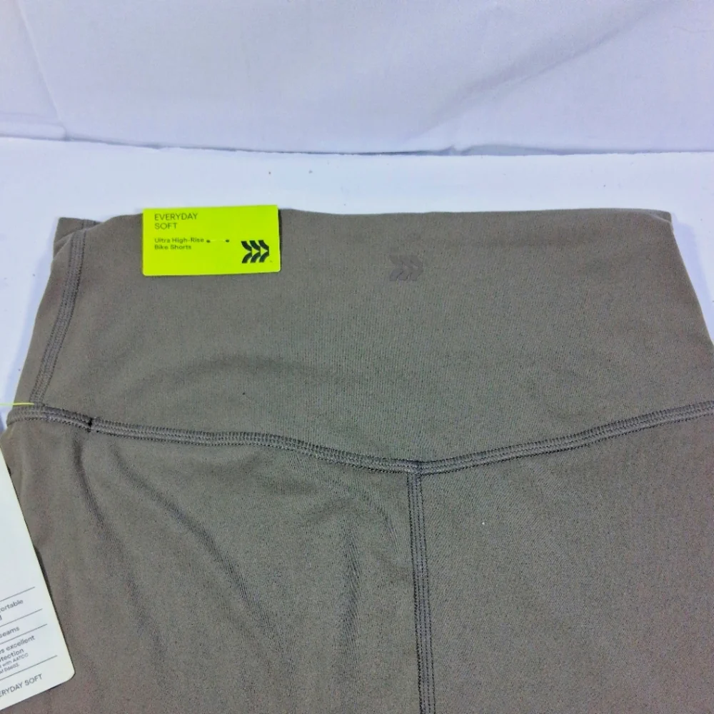 Women's NWT Small Tan Ultra High Rise Buttery Soft All in Motion Biker Shorts